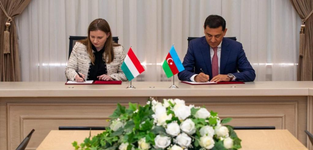 Представители Азербайджана и Венгрии подписывают протокол